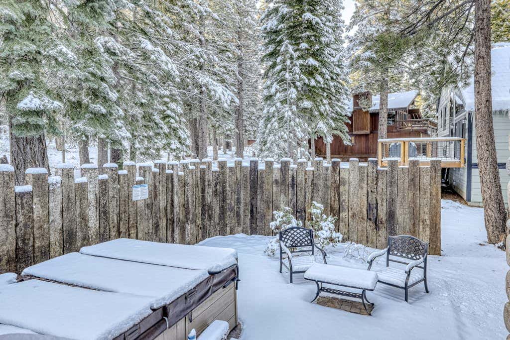 Magical mountain home with movie theater, 9-person hot tub & full kitchen
