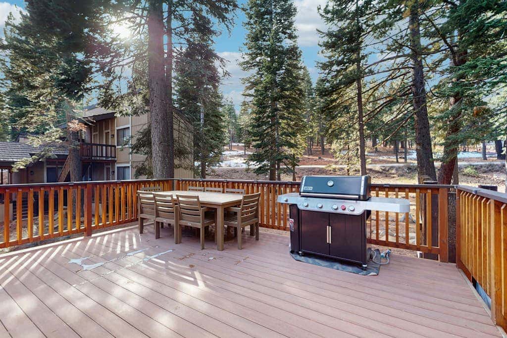 Magical mountain home with movie theater, 9-person hot tub & full kitchen