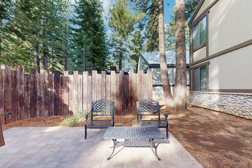 Magical mountain home with movie theater, 9-person hot tub & full kitchen