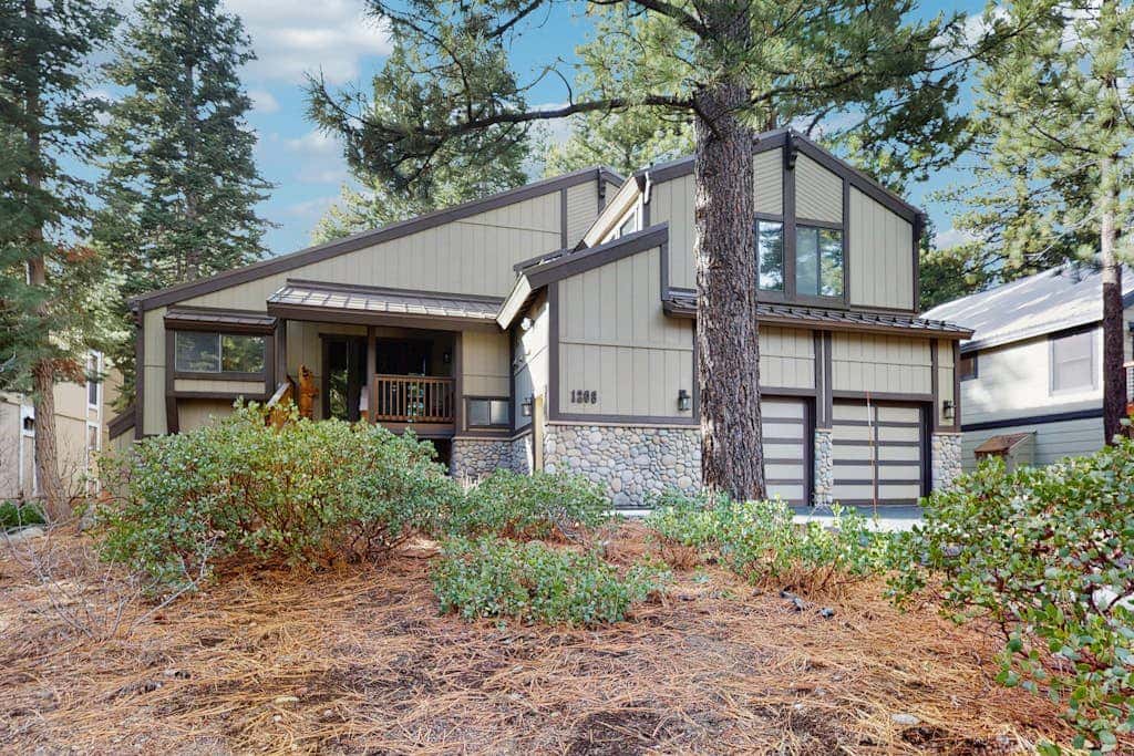 Magical mountain home with movie theater, 9-person hot tub & full kitchen