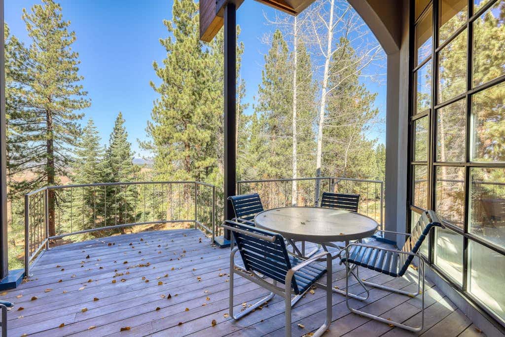 Unique circular home with wood fireplace, grill, & EV charger - dogs ok