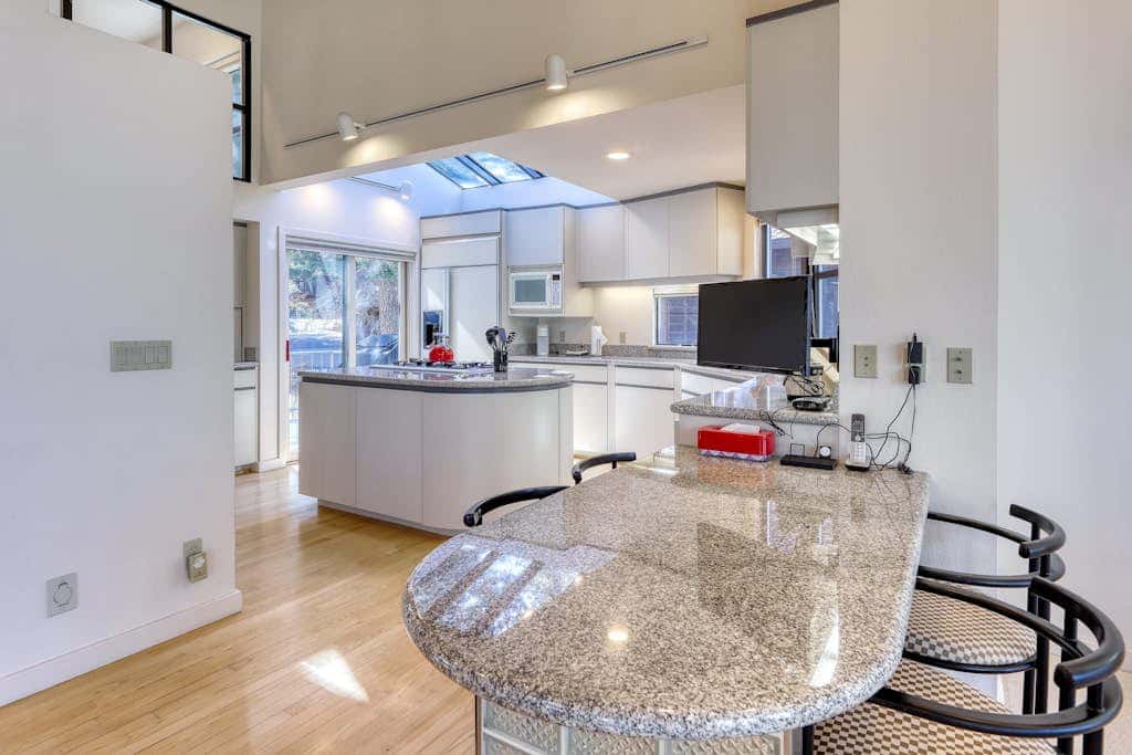 Unique circular home with wood fireplace, grill, & EV charger - dogs ok