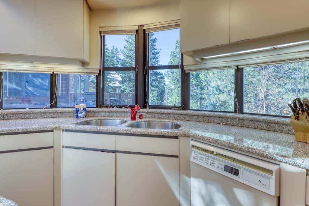 Unique circular home with wood fireplace, grill, & EV charger - dogs ok