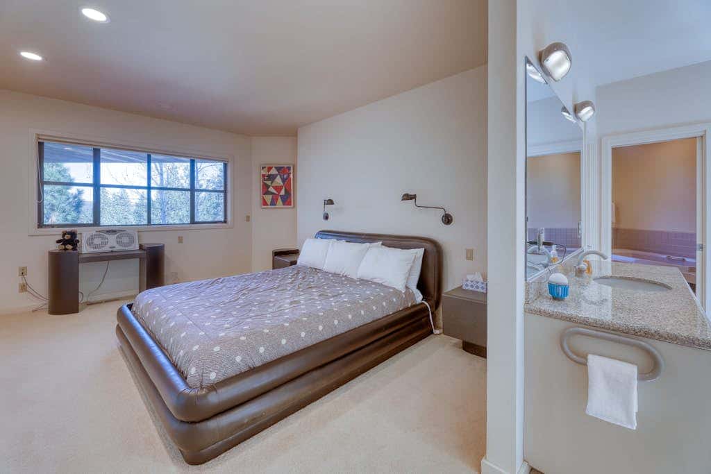 Unique circular home with wood fireplace, grill, & EV charger - dogs ok