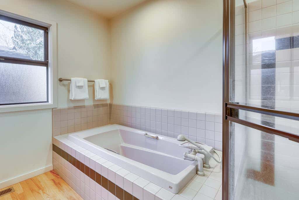 Unique circular home with wood fireplace, grill, & EV charger - dogs ok