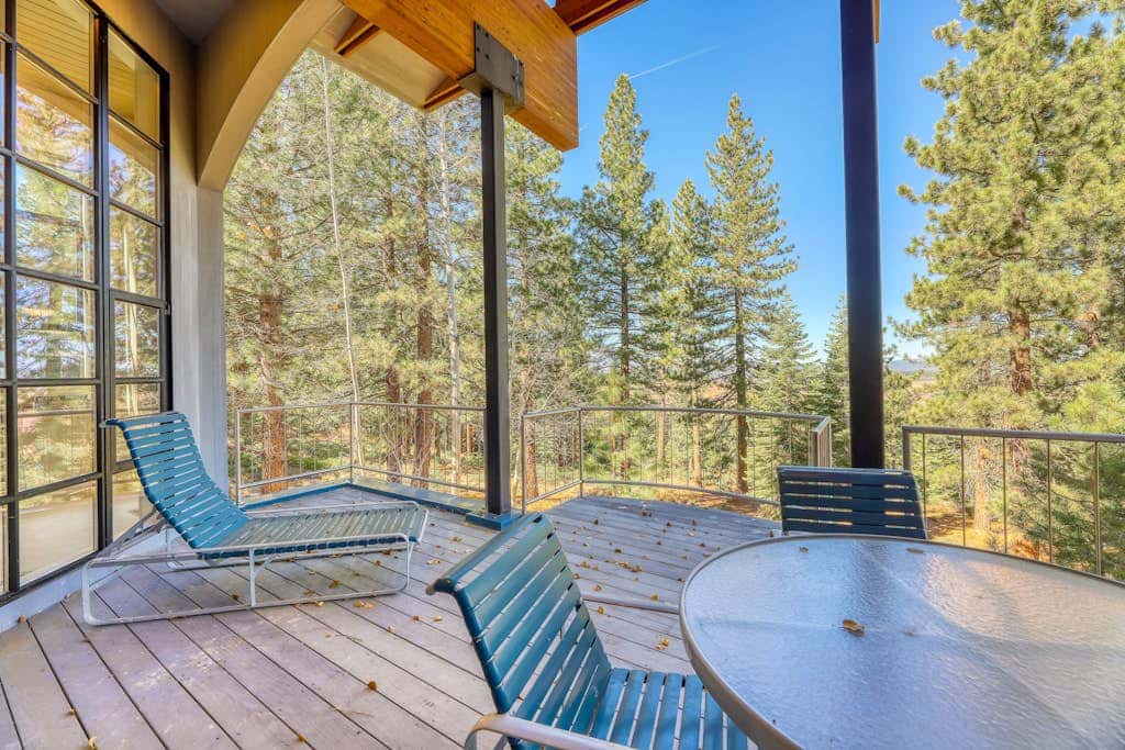 Unique circular home with wood fireplace, grill, & EV charger - dogs ok