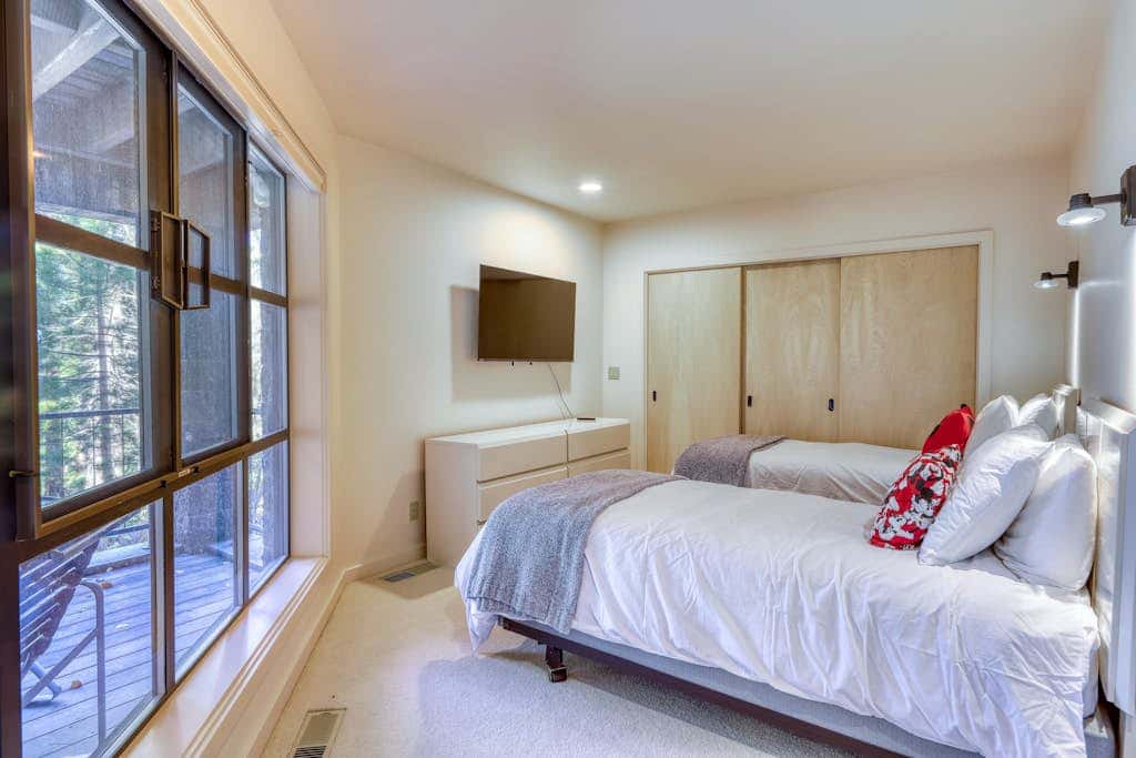 Unique circular home with wood fireplace, grill, & EV charger - dogs ok