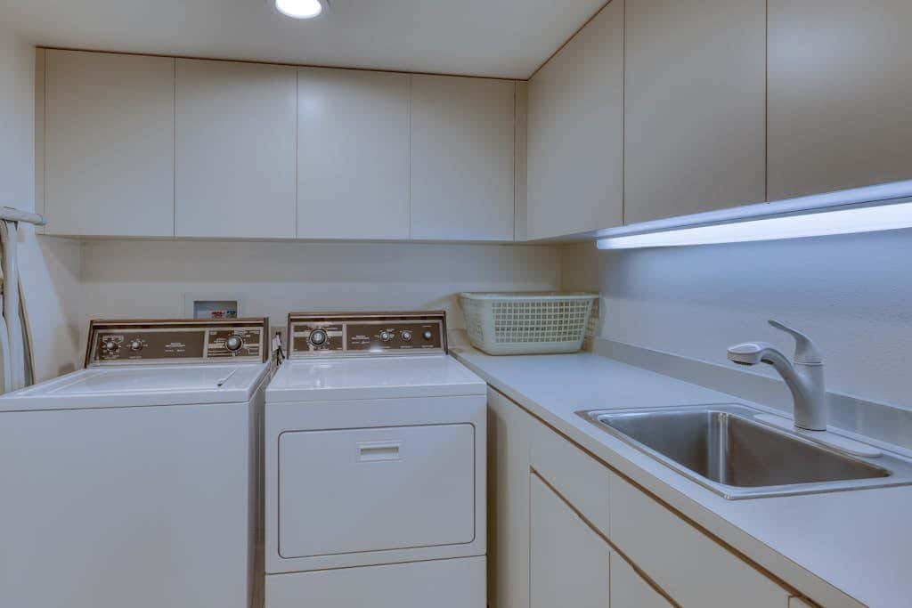 Unique circular home with wood fireplace, grill, & EV charger - dogs ok