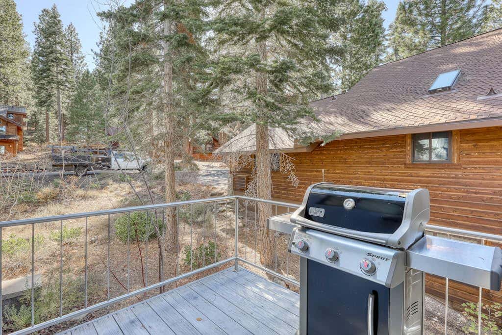 Unique circular home with wood fireplace, grill, & EV charger - dogs ok