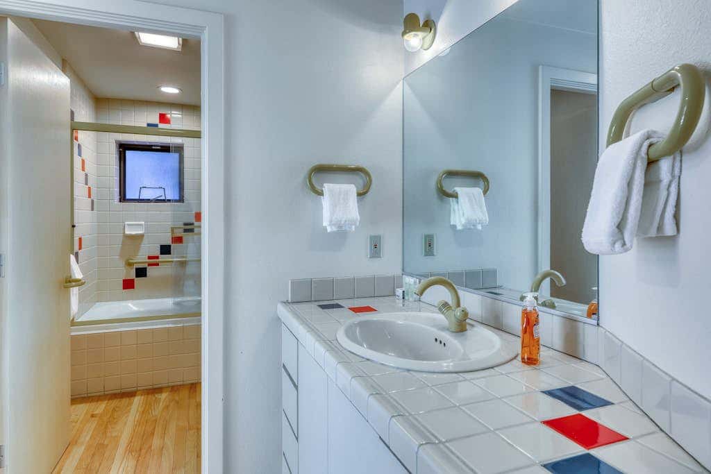 Unique circular home with wood fireplace, grill, & EV charger - dogs ok