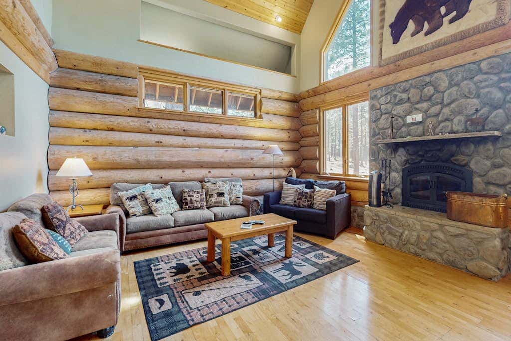 Handmade custom log home backing US forest land - near to Heavenly