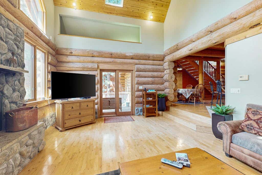 Handmade custom log home backing US forest land - near to Heavenly