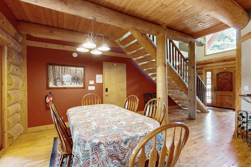Handmade custom log home backing US forest land - near to Heavenly