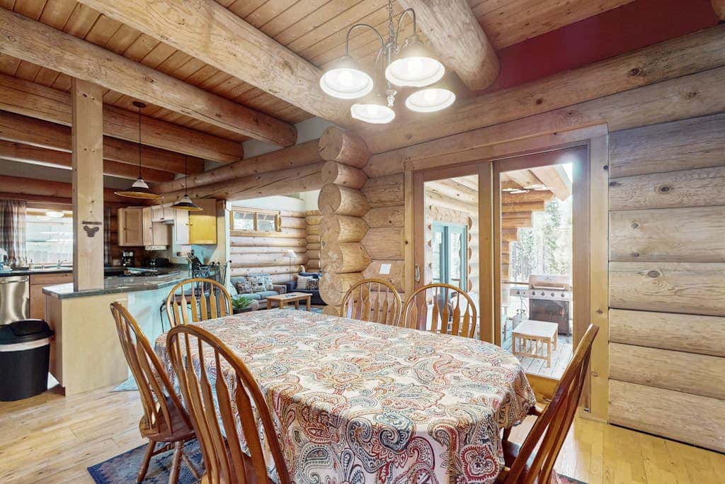 Handmade custom log home backing US forest land - near to Heavenly
