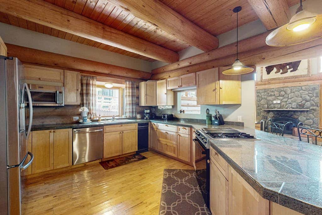 Handmade custom log home backing US forest land - near to Heavenly