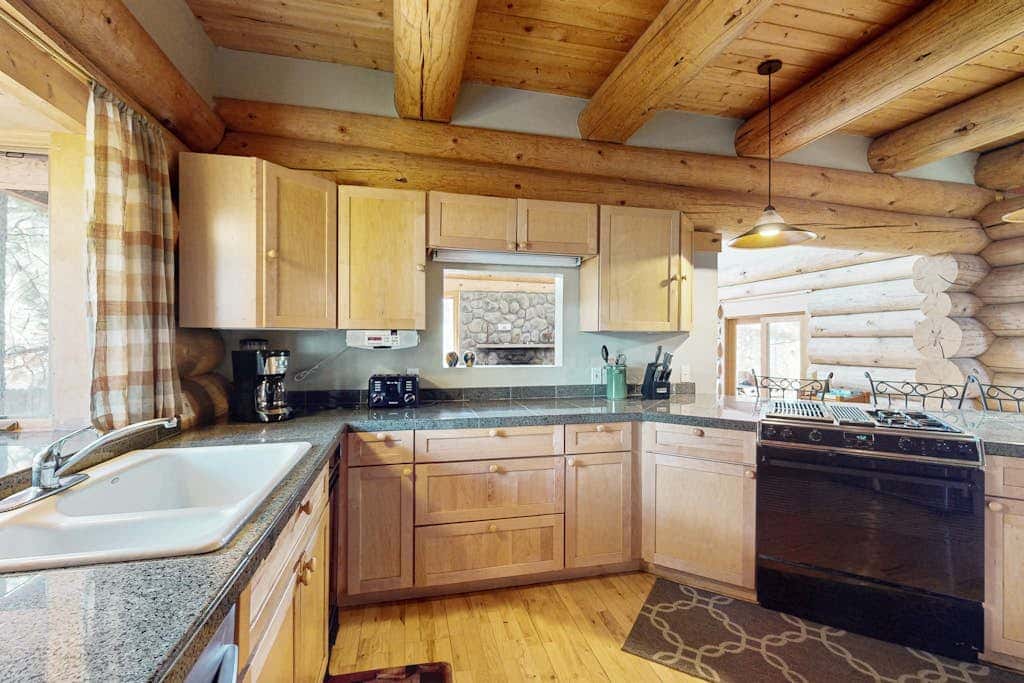 Handmade custom log home backing US forest land - near to Heavenly