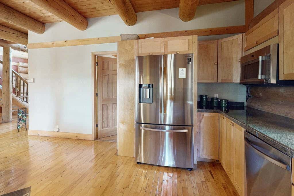 Handmade custom log home backing US forest land - near to Heavenly