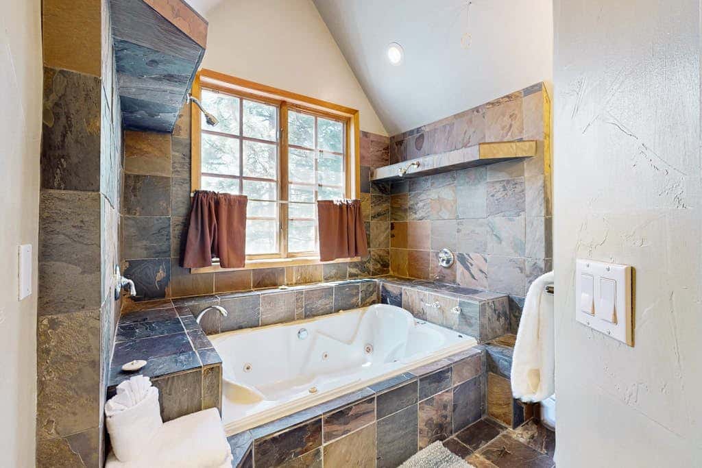 Handmade custom log home backing US forest land - near to Heavenly