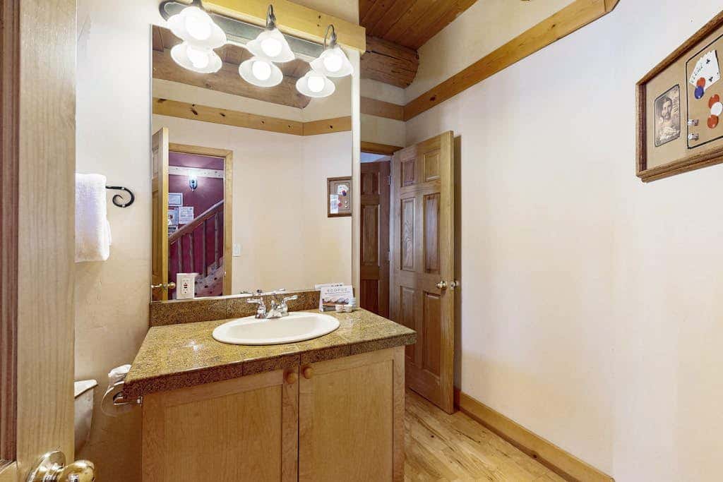 Handmade custom log home backing US forest land - near to Heavenly