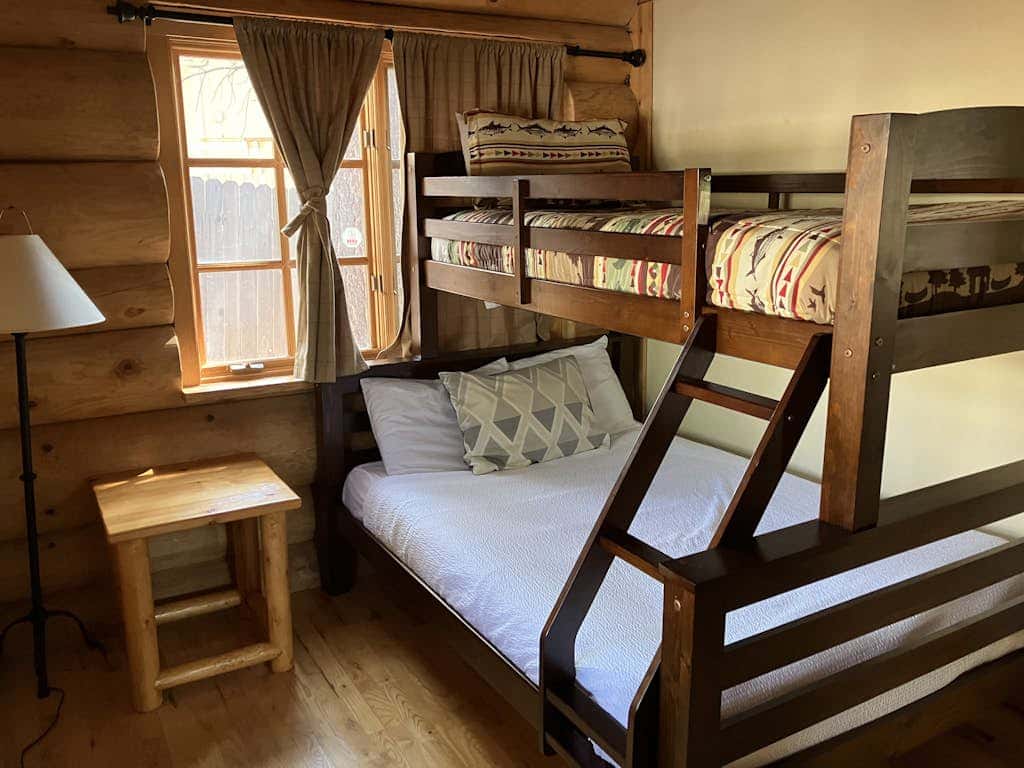 Handmade custom log home backing US forest land - near to Heavenly