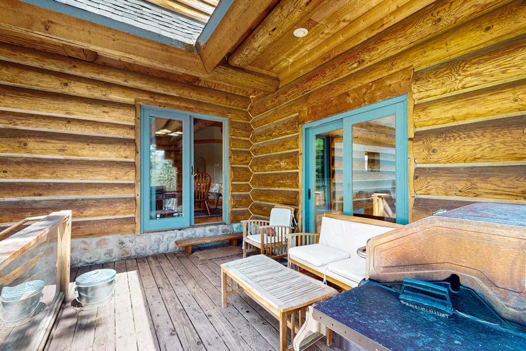 Handmade custom log home backing US forest land - near to Heavenly