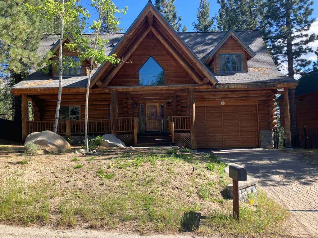 Handmade custom log home backing US forest land - near to Heavenly