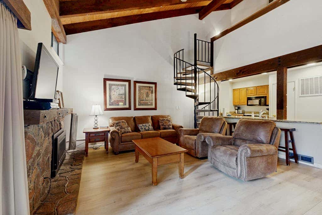 Three-Story Condo & Loft w Free WiFi, Gas Fireplace, Shared Pool, Hot Tub, & WD