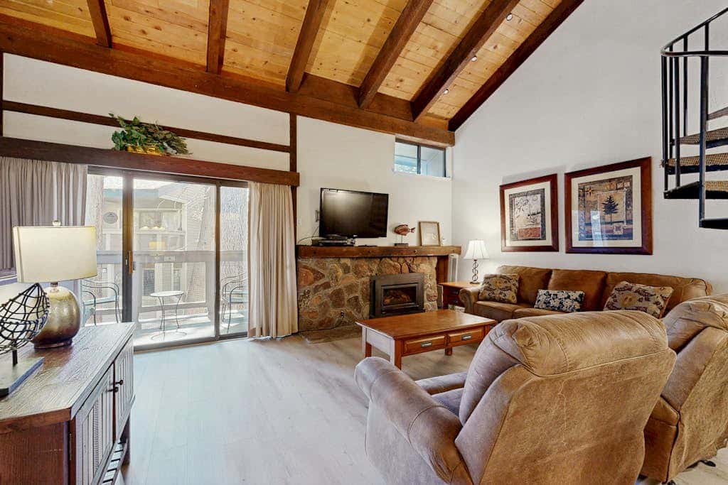 Three-Story Condo & Loft w Free WiFi, Gas Fireplace, Shared Pool, Hot Tub, & WD