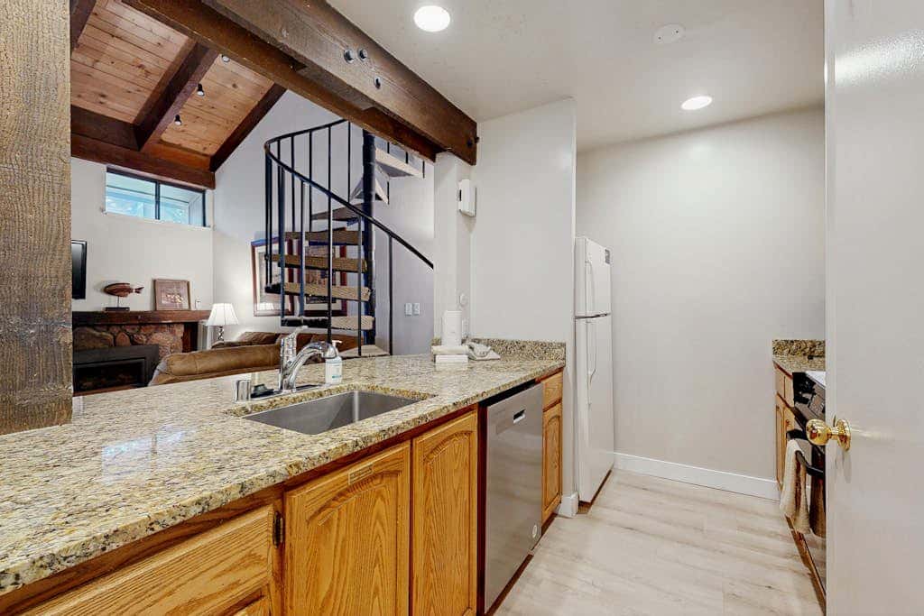 Three-Story Condo & Loft w Free WiFi, Gas Fireplace, Shared Pool, Hot Tub, & WD