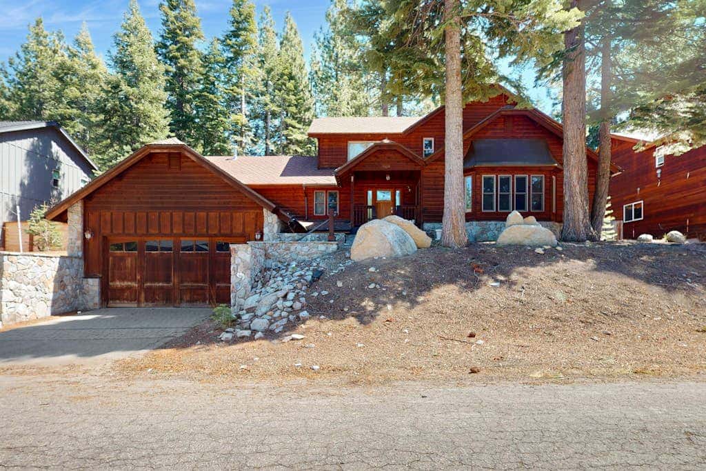 Grand lodge in the woods near golf, hiking & skiing with multiple fireplaces