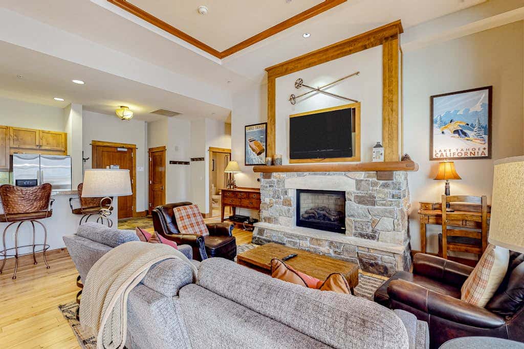 Ski-in-ski-out condo in Truckee with hot tub access