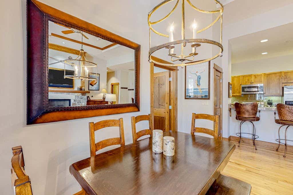 Ski-in-ski-out condo in Truckee with hot tub access