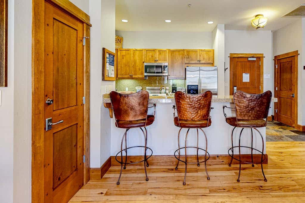 Ski-in-ski-out condo in Truckee with hot tub access