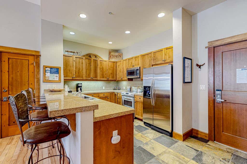 Ski-in-ski-out condo in Truckee with hot tub access