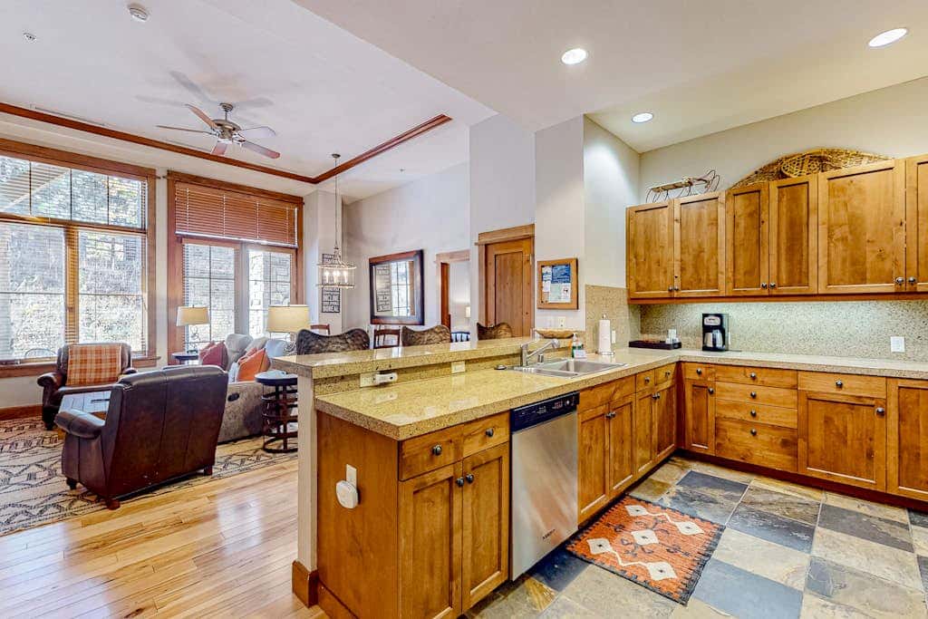 Ski-in-ski-out condo in Truckee with hot tub access