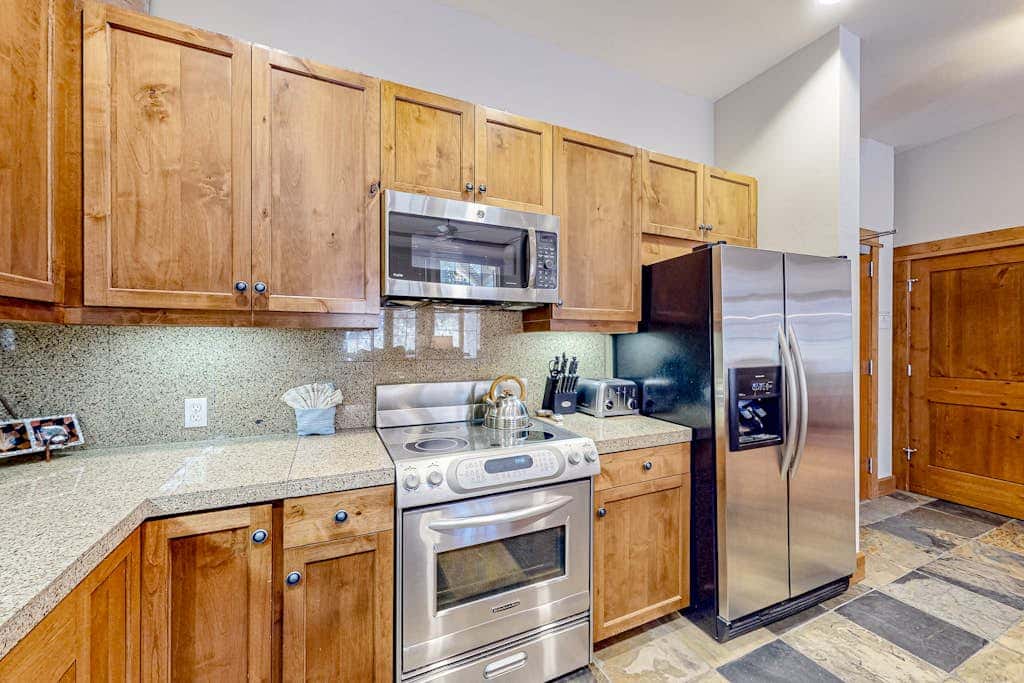 Ski-in-ski-out condo in Truckee with hot tub access