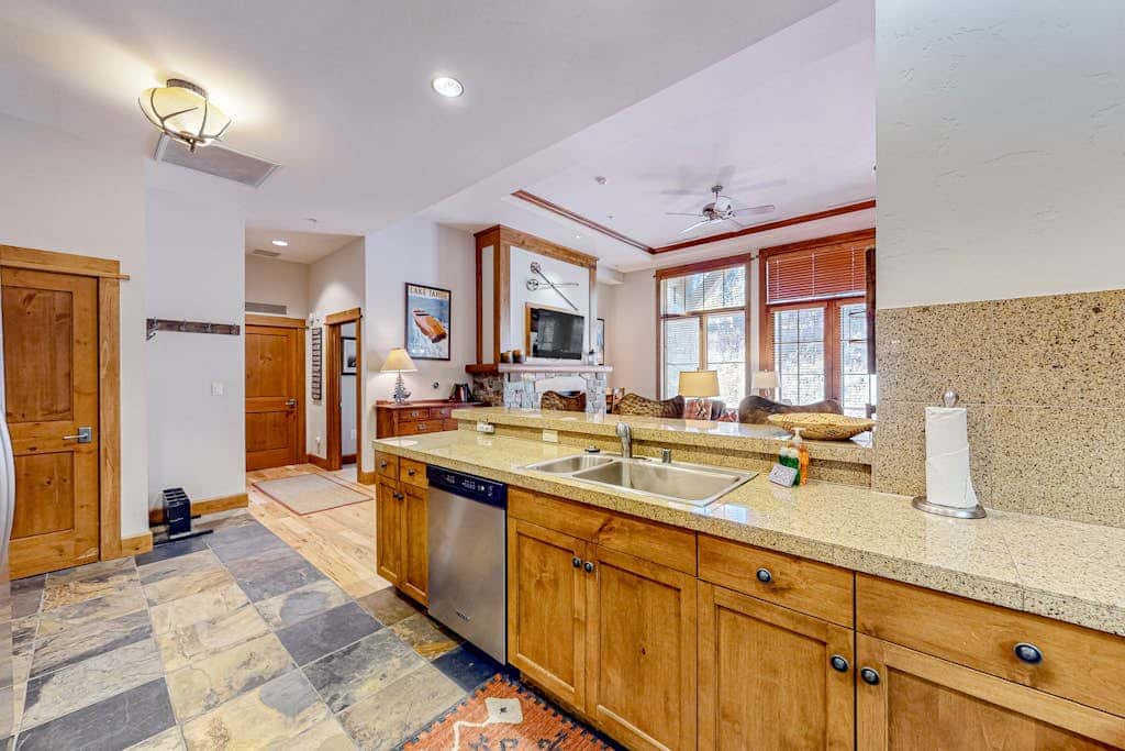 Ski-in-ski-out condo in Truckee with hot tub access