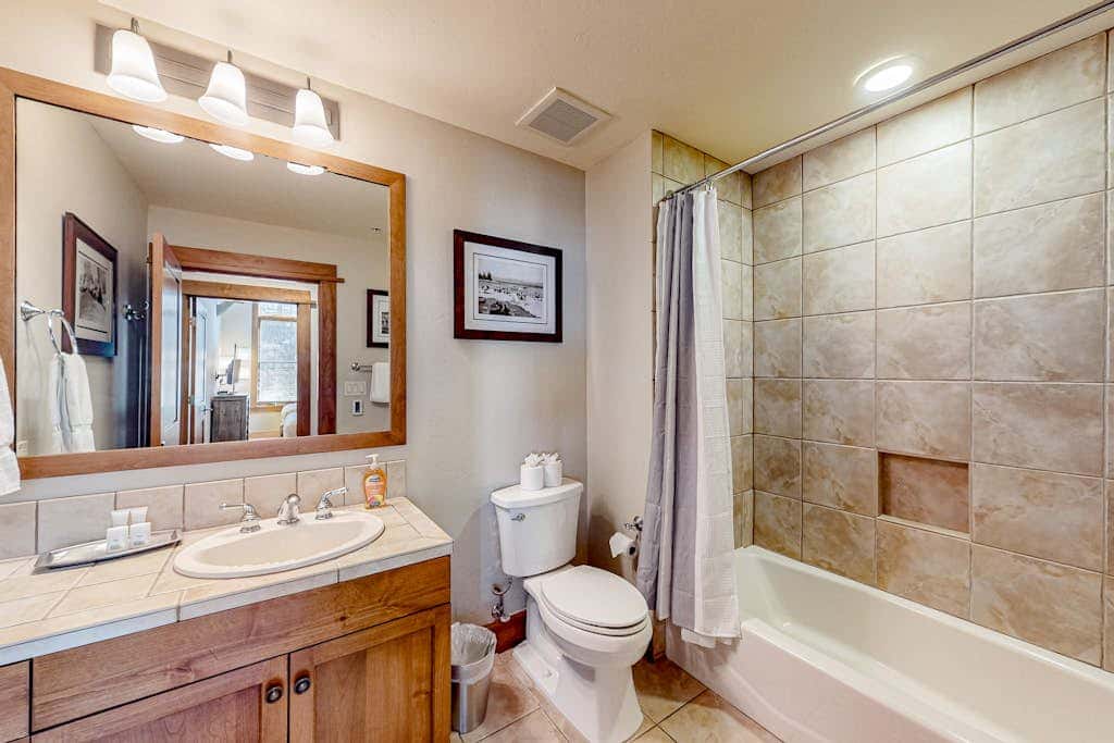 Ski-in-ski-out condo in Truckee with hot tub access