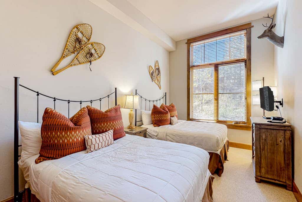 Ski-in-ski-out condo in Truckee with hot tub access