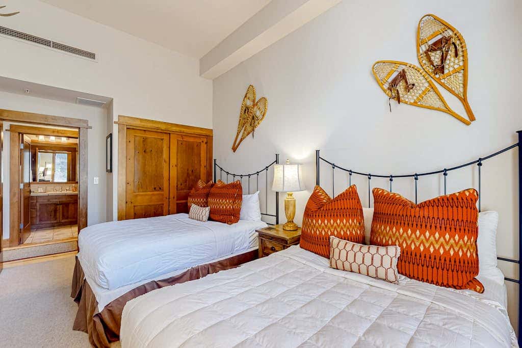 Ski-in-ski-out condo in Truckee with hot tub access