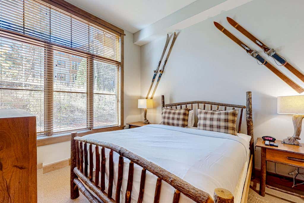 Ski-in-ski-out condo in Truckee with hot tub access