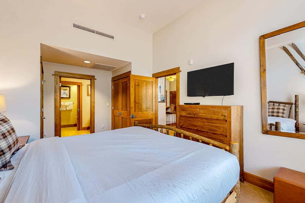 Ski-in-ski-out condo in Truckee with hot tub access