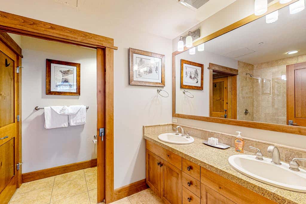 Ski-in-ski-out condo in Truckee with hot tub access