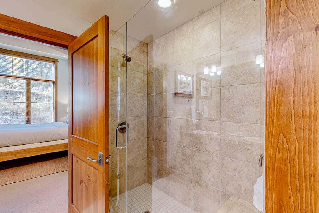 Ski-in-ski-out condo in Truckee with hot tub access