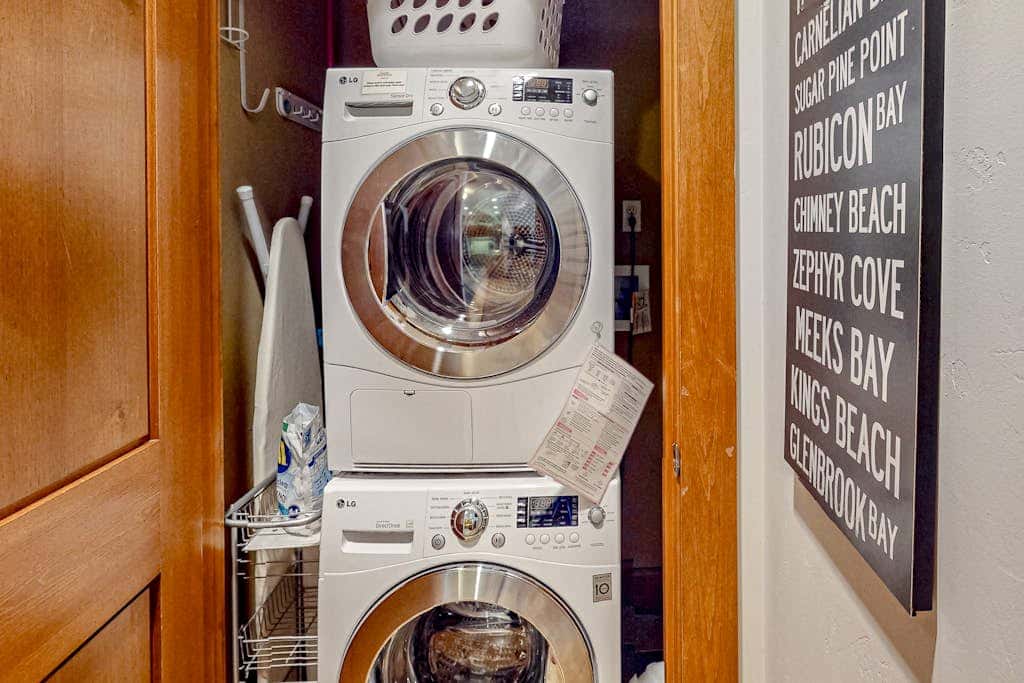 Ski-in-ski-out condo in Truckee with hot tub access