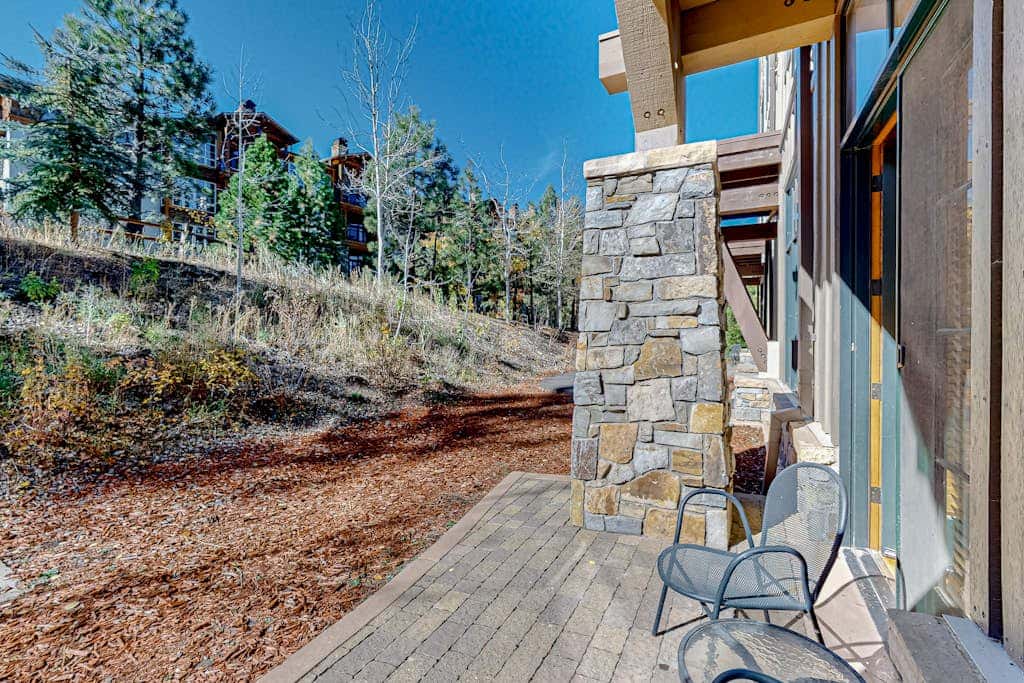 Ski-in-ski-out condo in Truckee with hot tub access