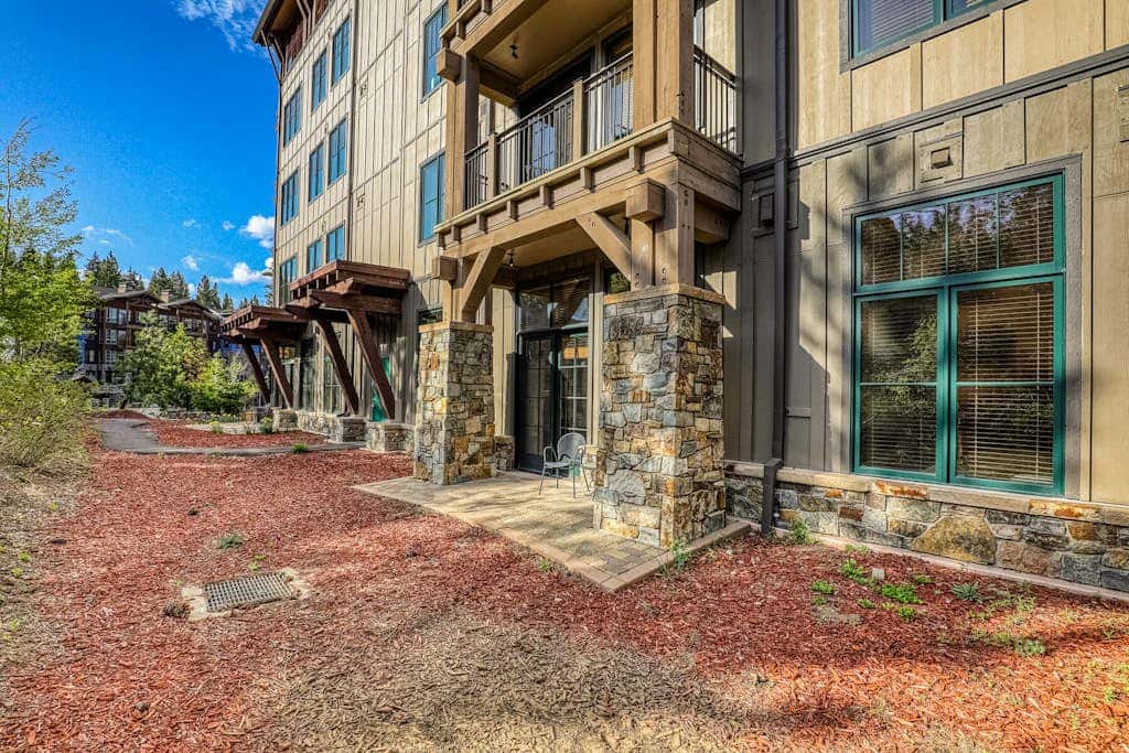 Ski-in-ski-out condo in Truckee with hot tub access