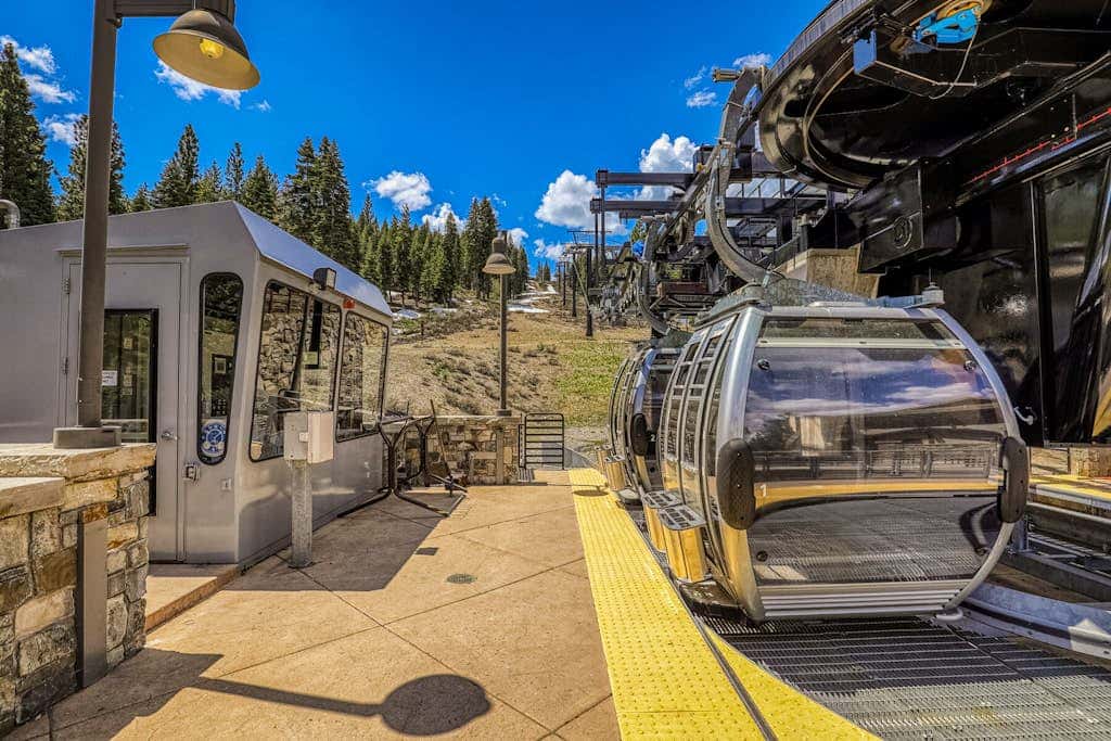 Ski-in-ski-out condo in Truckee with hot tub access