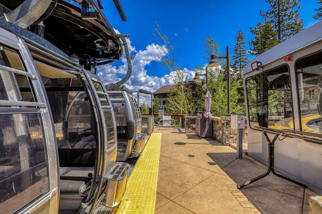 Ski-in-ski-out condo in Truckee with hot tub access