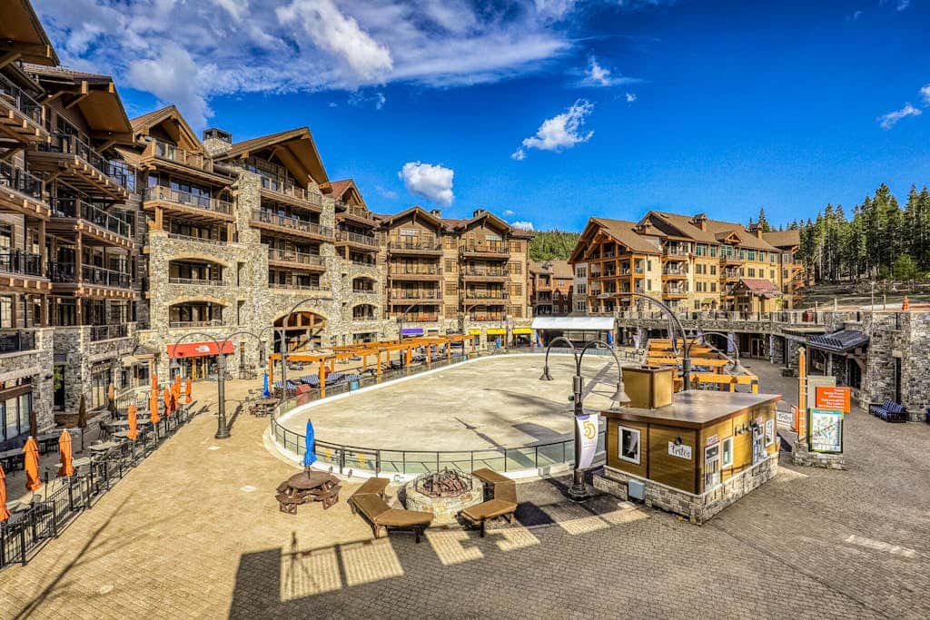 Ski-in-ski-out condo in Truckee with hot tub access